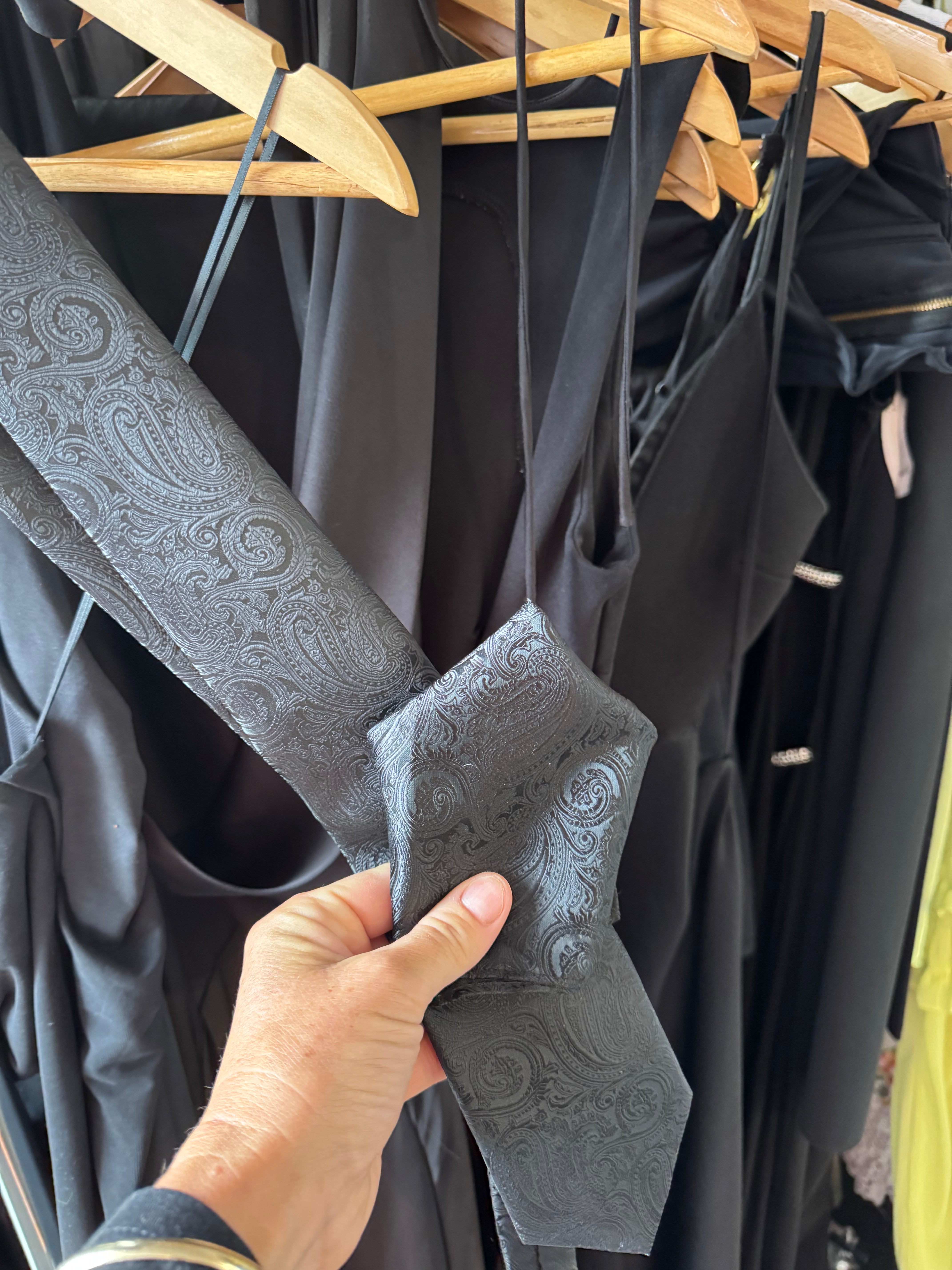 Subtle Pattern Tie Tie - Black colored tie with a subtle pattern – Fundarentals
